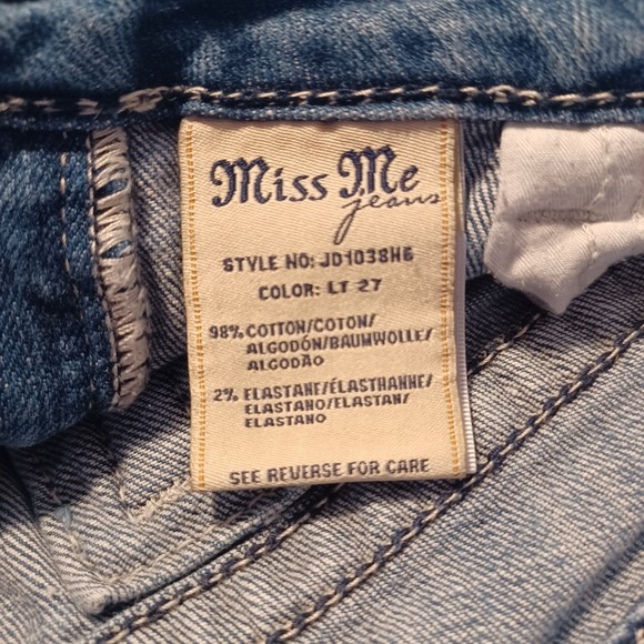 Miss Me Shorts, Size 28, Low-Rise, 30W x 2L, Distressed, 9" Waist to Hem - Picture 2 of 9